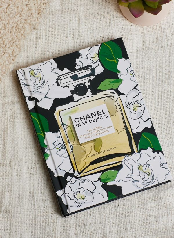 Chanel in 55 Objects: The Iconic Designer Through Her Finest Creations 9781802795202